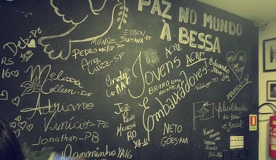 Parede de recados escritos por clientes: Paz no mundo à Bessa