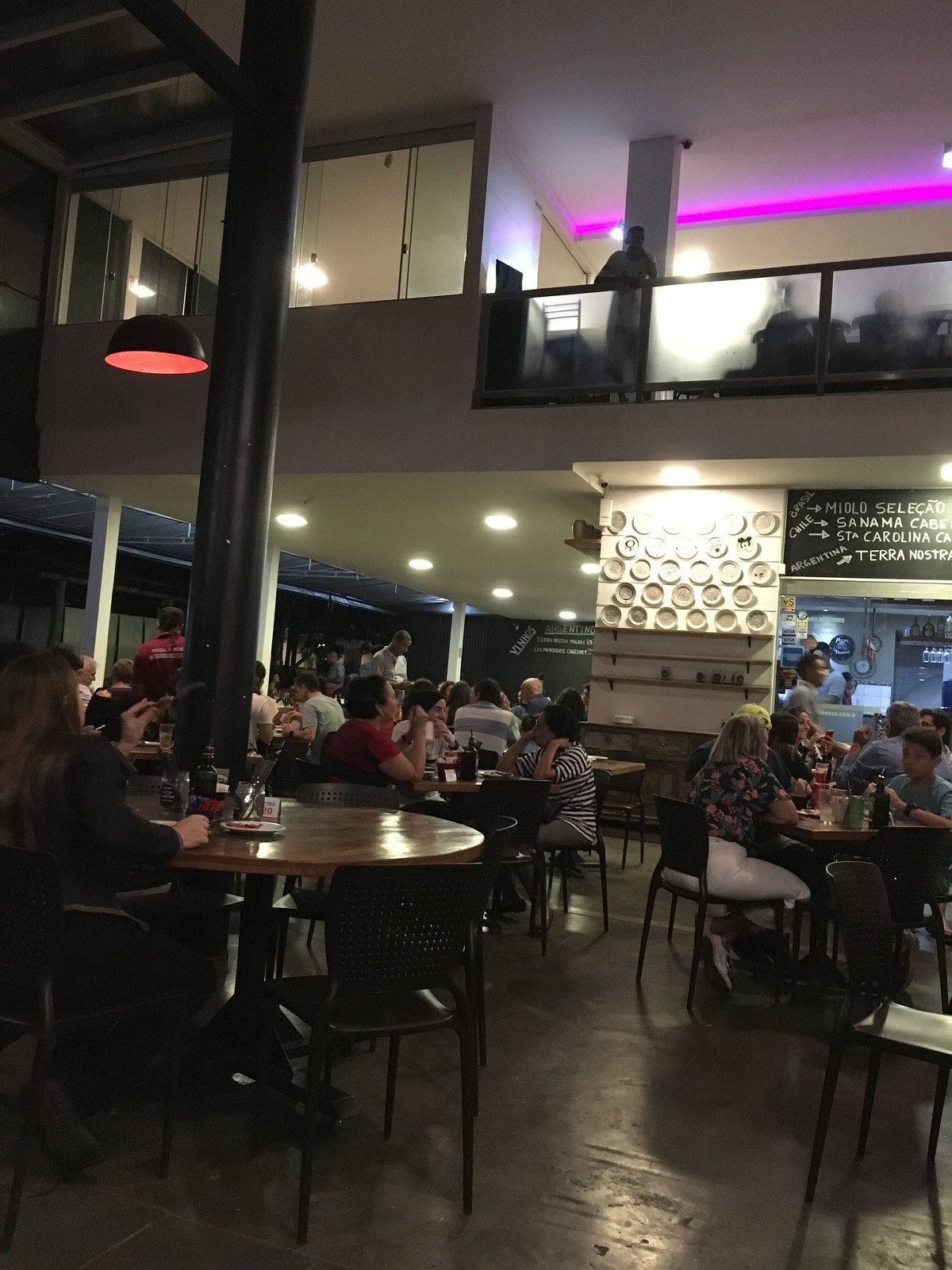 Salão interno climatizado da Pizza à Bessa
